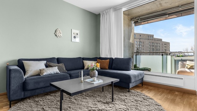 Interiøret i hele leiligheten preges av lyse, moderne flater.