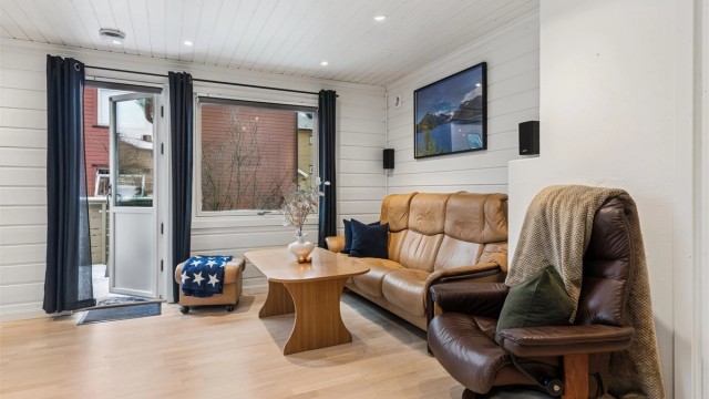 Flere vinduer fyller rommet med naturlig lys og skaper en god atmosfære.
