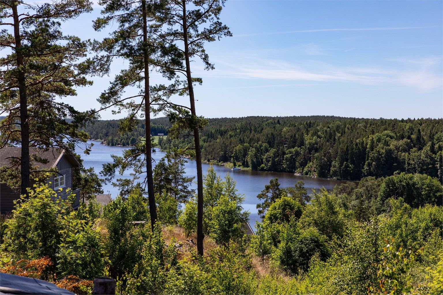 På terrassen sees vakker utsikt over Kilebukta og Vansjølandskapet omkring.