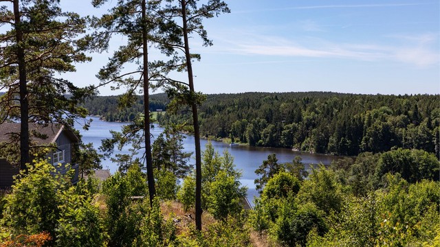 På terrassen sees vakker utsikt over Kilebukta og Vansjølandskapet omkring.