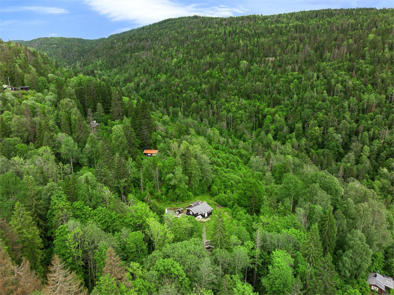 Beliggenheten er tilbaketrukket og usjenert, med naturen som nærmeste nabo.