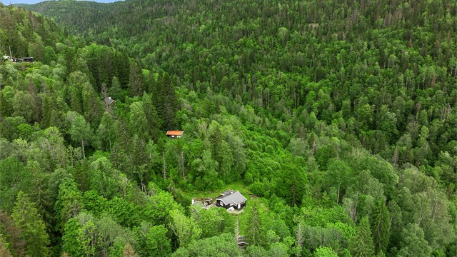 Beliggenheten er tilbaketrukket og usjenert, med naturen som nærmeste nabo.