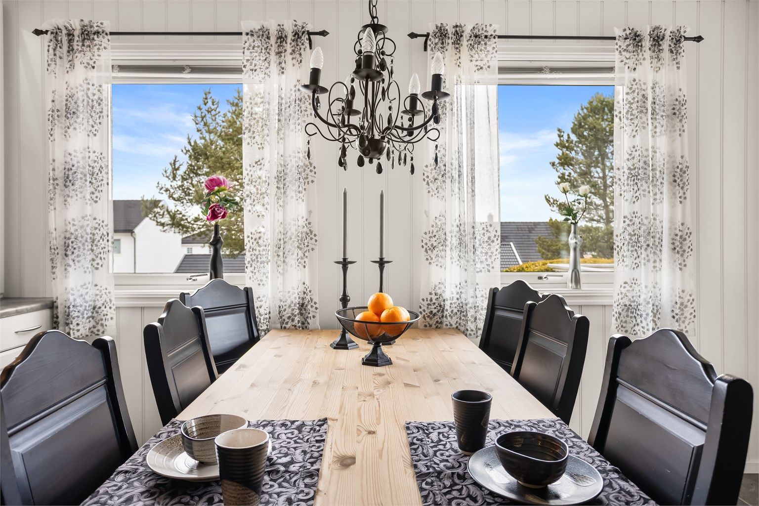 Rommet har god plass til en stor spisegruppe og utgang til terrassen på 33 m².