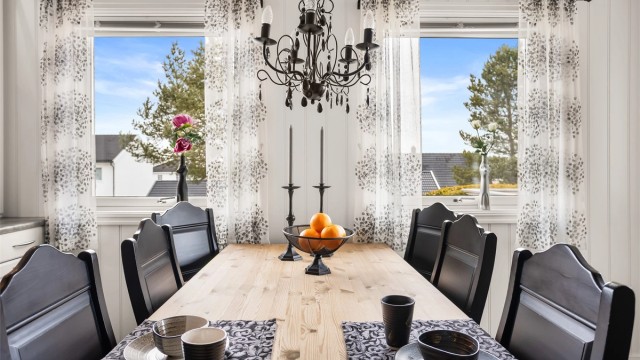Rommet har god plass til en stor spisegruppe og utgang til terrassen på 33 m².