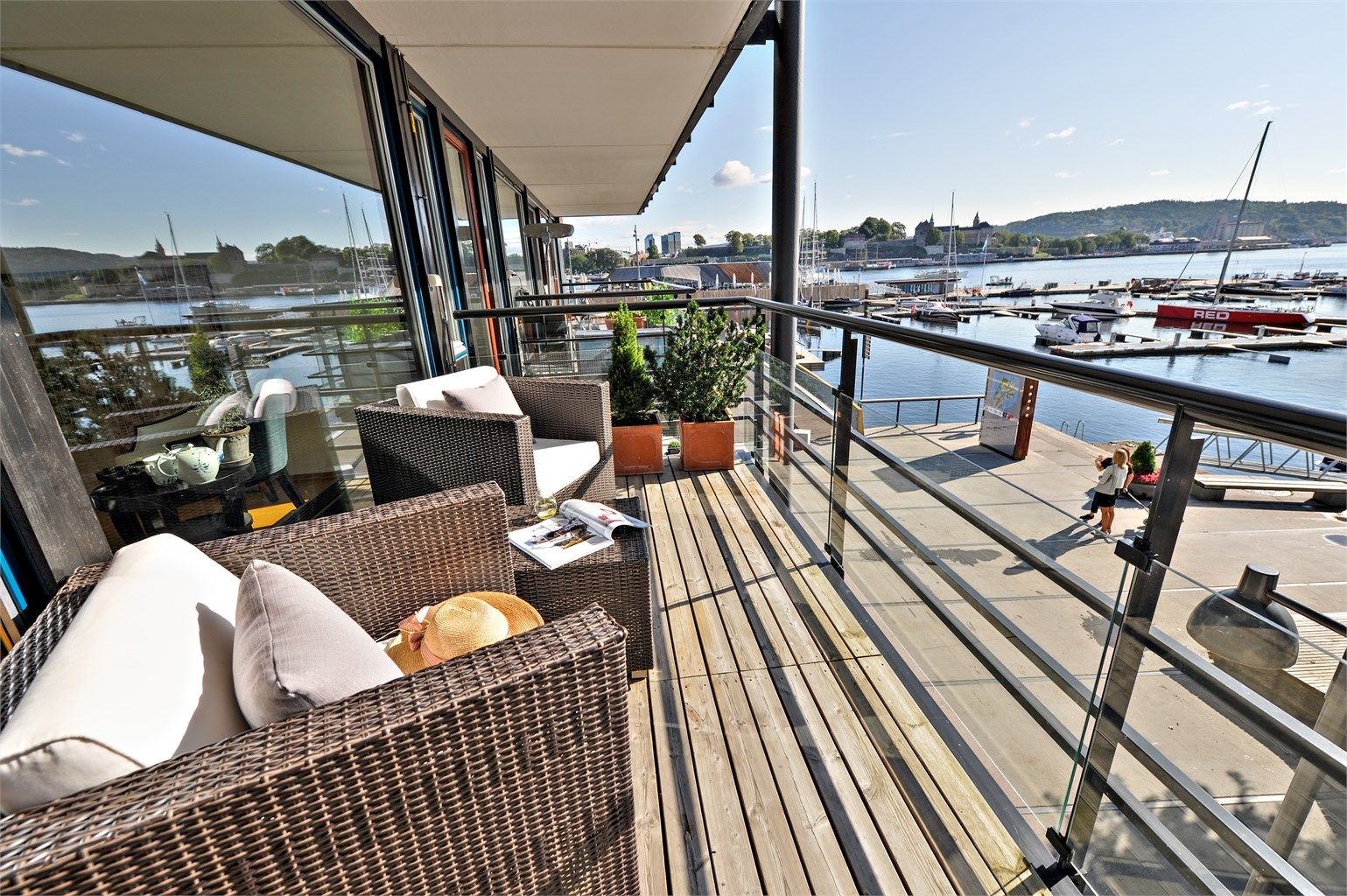 Balkong med plass til koselig sittegruppe. Utemøbler på dette bilde medfølger ikke.