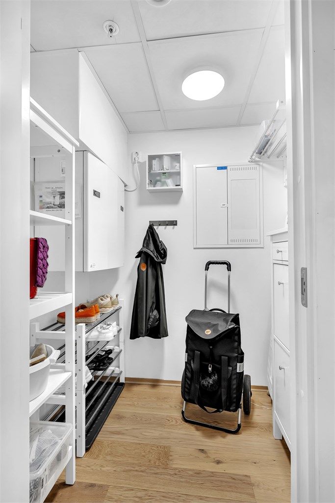 I tilknytning til entreen er det en bod, perfekt for oppbevaring av det du ønsker å ha lett tilgjengelig.