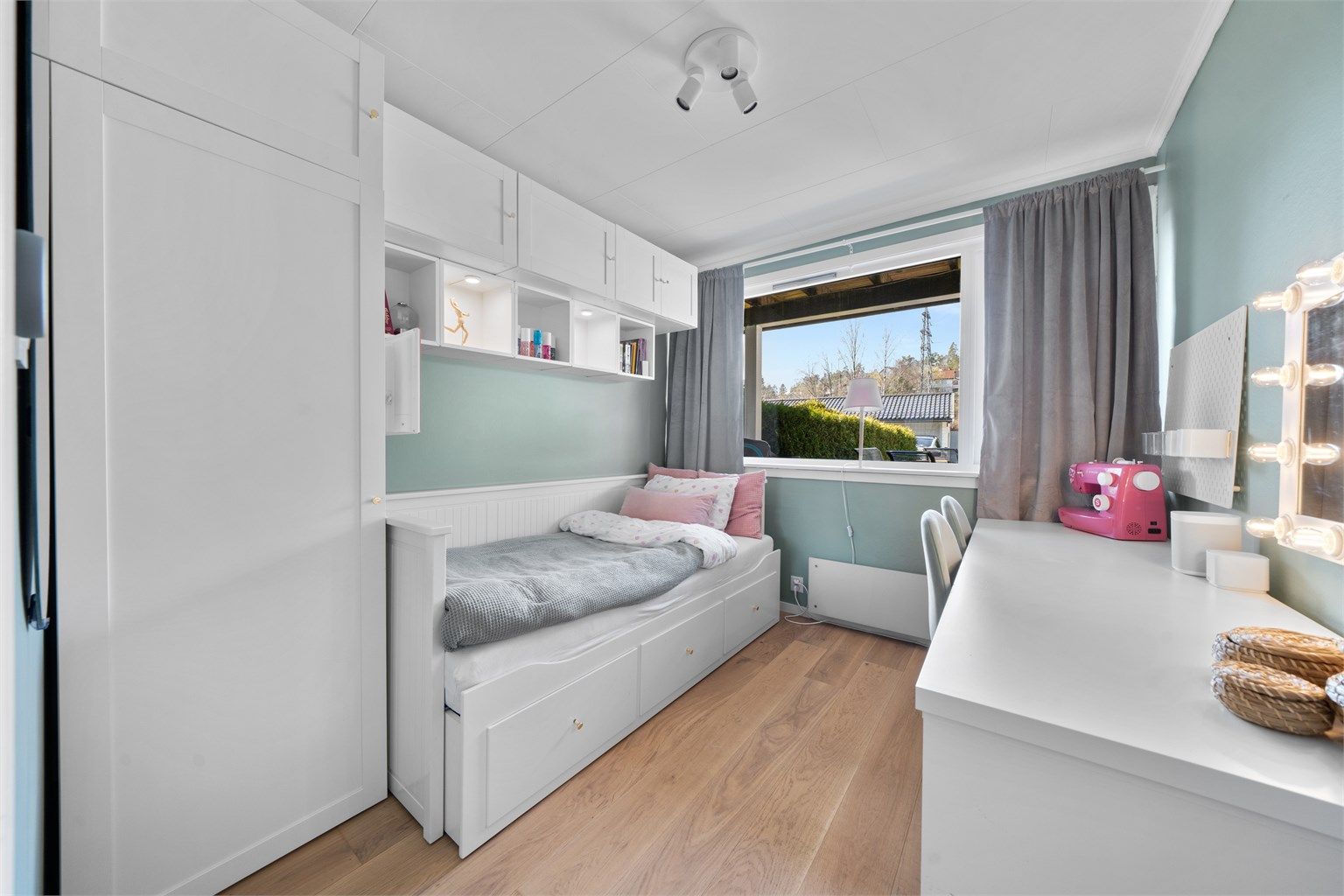 Soverom med fin oppbevaringsløsning