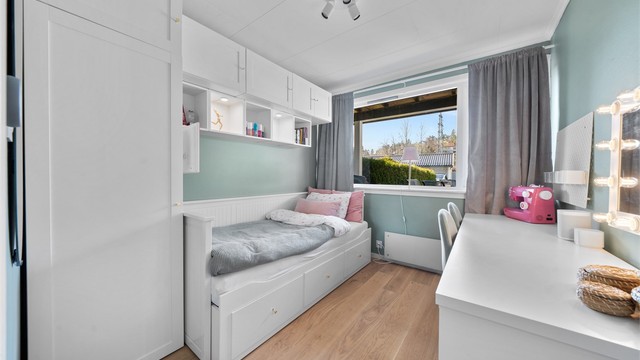 Soverom med fin oppbevaringsløsning