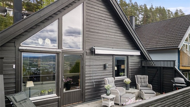 Verandaen utenfor stuen er en flott forlengelse av oppholdsrommet. Utvidelse av veranda er ikke byggemeldt.