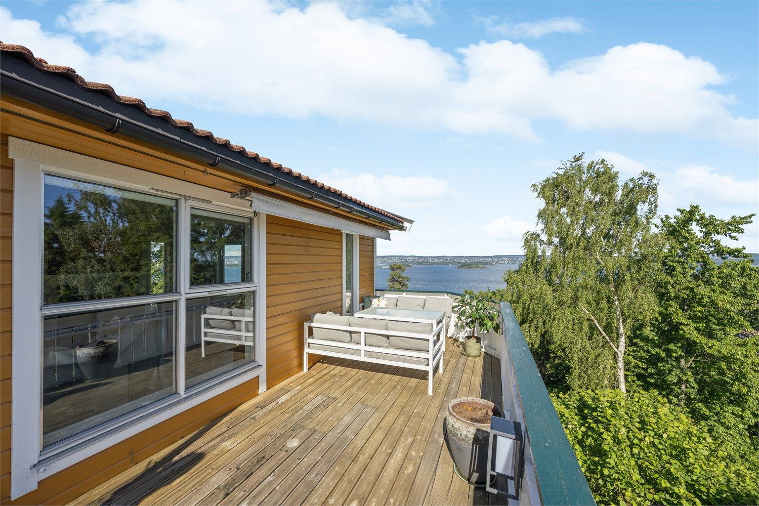 Sørvendt terrasse på ca. 25 kvm – en perfekt forlengelse av stuen i sommerhalvåret. Terrassen har god plass til både spisegruppe, lounge-møbler og grill.