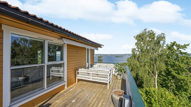 Sørvendt terrasse på ca. 25 kvm – en perfekt forlengelse av stuen i sommerhalvåret. Terrassen har god plass til både spisegruppe, lounge-møbler og grill.
