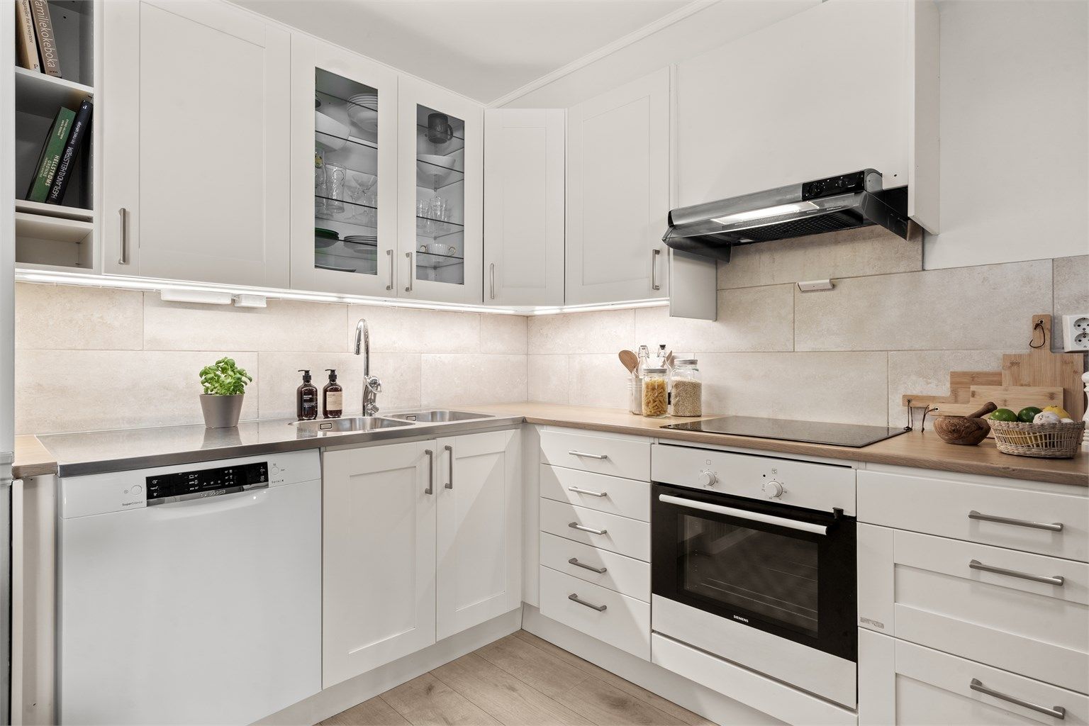 Kjøkkeninnredning med profilerte fronter og pen benkeplate Benkeskapsbelysning under overskap, samt komfyrvakt etablert i 2022. 
