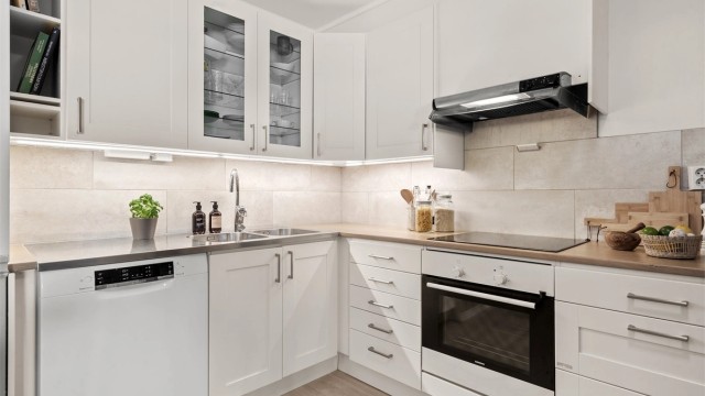 Kjøkkeninnredning med profilerte fronter og pen benkeplate Benkeskapsbelysning under overskap, samt komfyrvakt etablert i 2022.