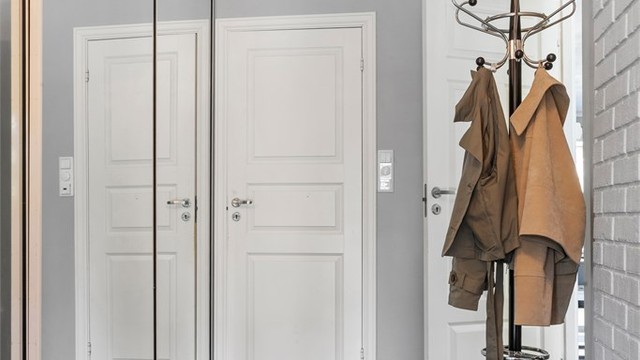Ytterdøren har elektronisk kodelås for enkel adkomst i hverdagen.