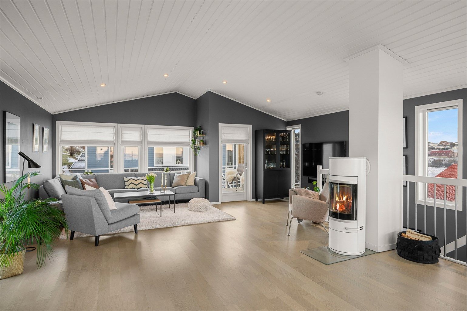 Vedovn og varmepumpe bidrar til både komfort og energieffektiv oppvarming. Stuen er lett å møblere med de flere sonene i rommet. 