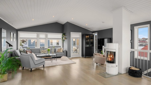 Vedovn og varmepumpe bidrar til både komfort og energieffektiv oppvarming. Stuen er lett å møblere med de flere sonene i rommet.