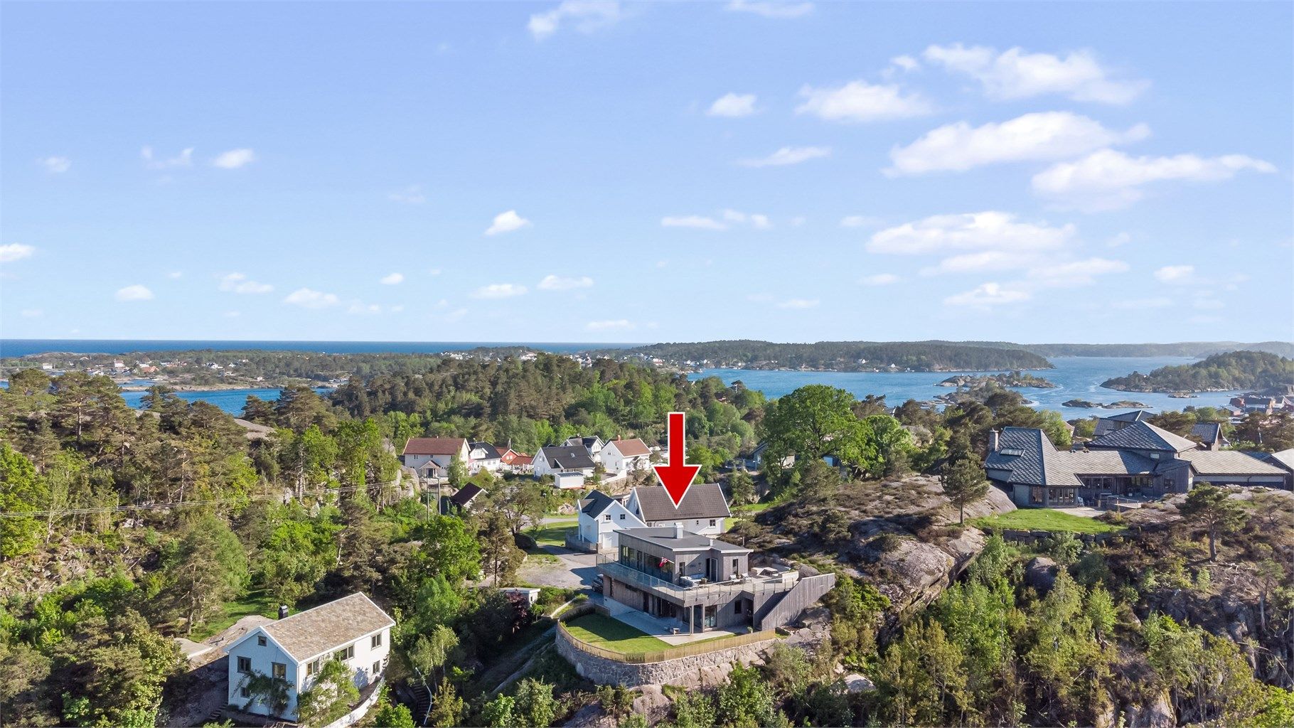 Eiendommen er plassert på en høyde, som sikrer utsikt og gode solforhold.