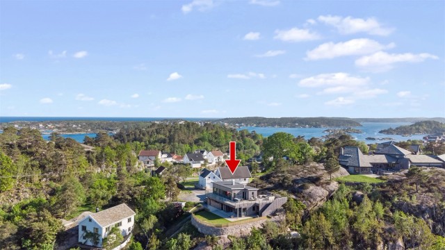 Eiendommen er plassert på en høyde, som sikrer utsikt og gode solforhold.