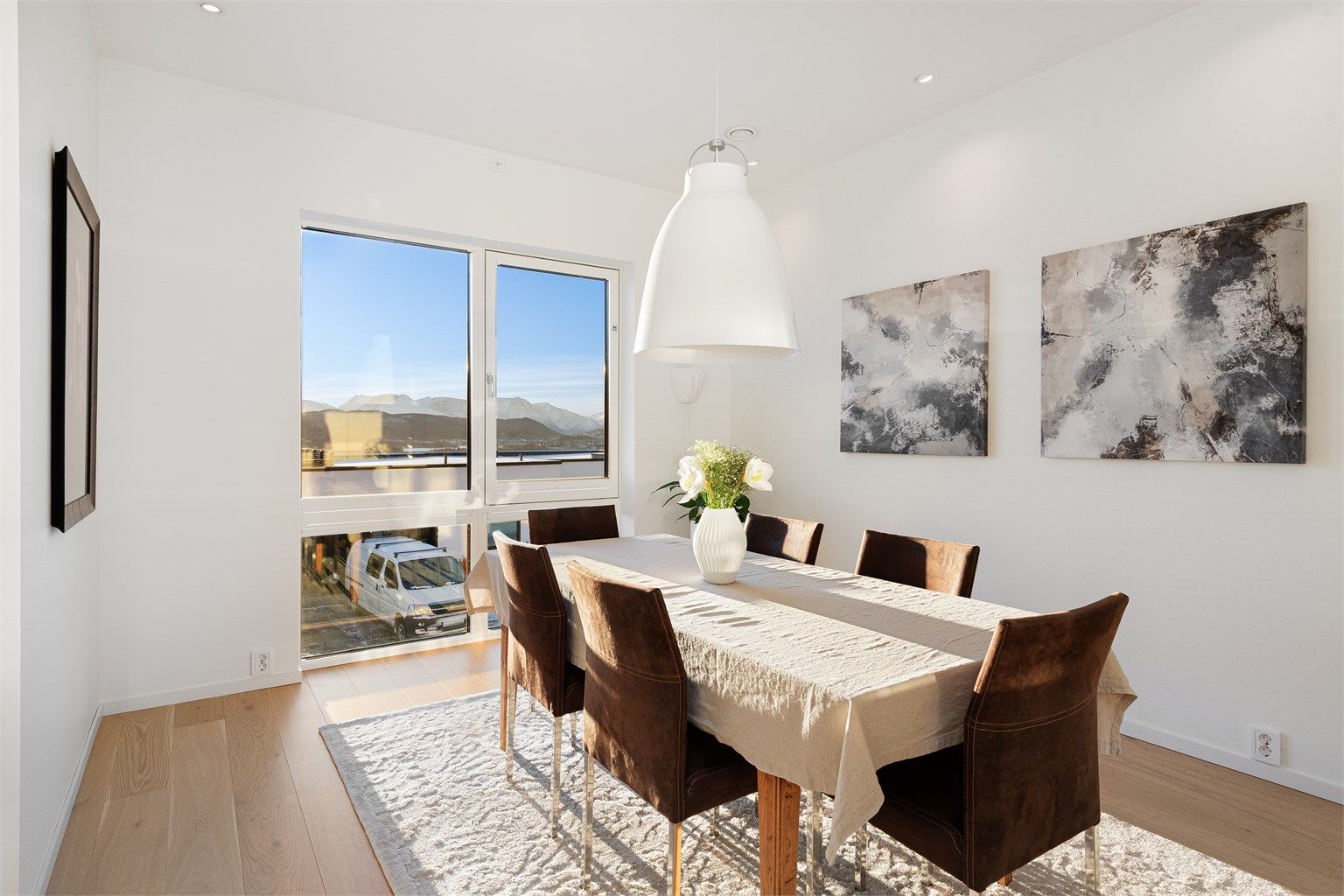 Det er god plass til romslig spisestue i tilknytning til kjøkkenet. Her kan man nyte flott utsikt og gode måltider