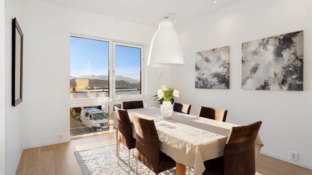 Det er god plass til romslig spisestue i tilknytning til kjøkkenet. Her kan man nyte flott utsikt og gode måltider