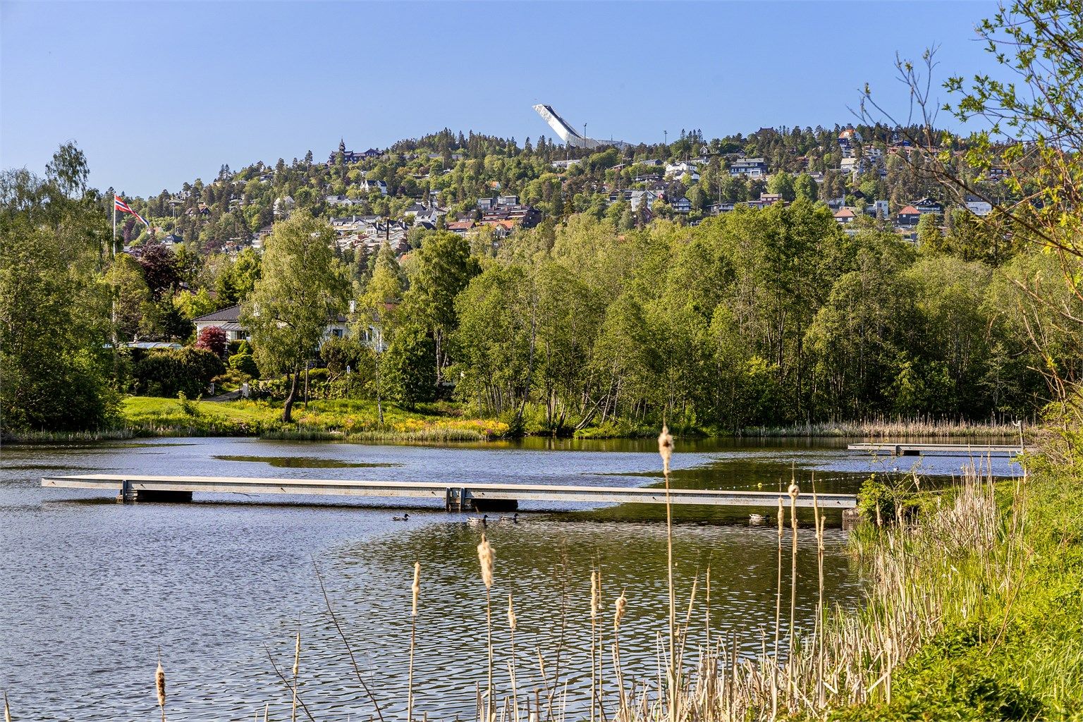 Idylliske Holmendammen ligger i nærområdet, her har det blitt arrangert feiringer i flere generasjoner.
