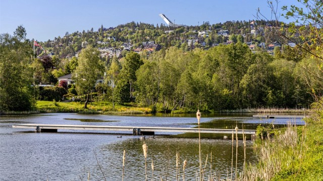 Idylliske Holmendammen ligger i nærområdet, her har det blitt arrangert feiringer i flere generasjoner.