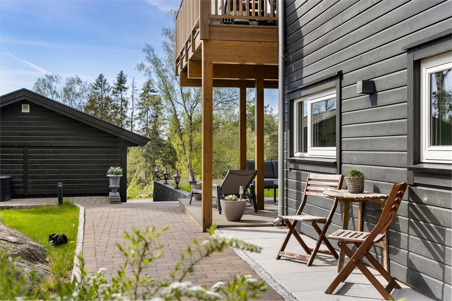 Det ble lagt belgeningsstein, bygget steintrapp og mur i 2021