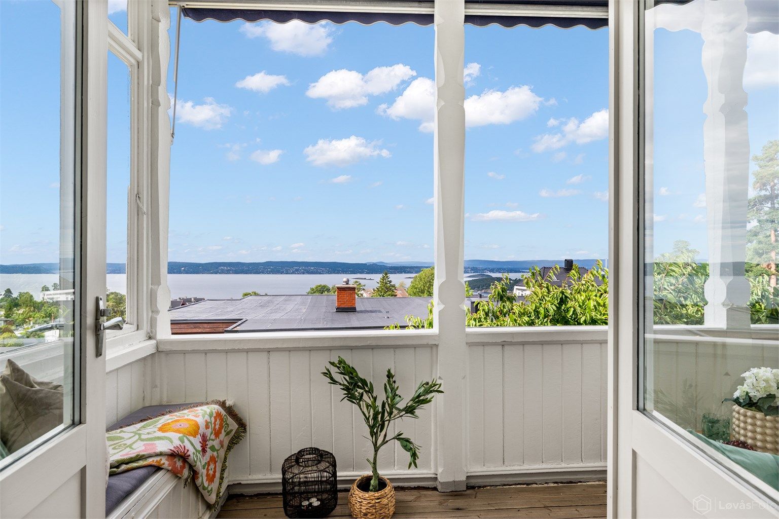 Fra både spisestuen og stuen er det via doble verandadører utgang til solrik og vestvendt veranda med vidstrakt utsikt mot fjorden