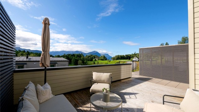 Ved entréen finner du en romslig og usjenert uteplass med gode solforhold og flott utsikt mot fjellene.