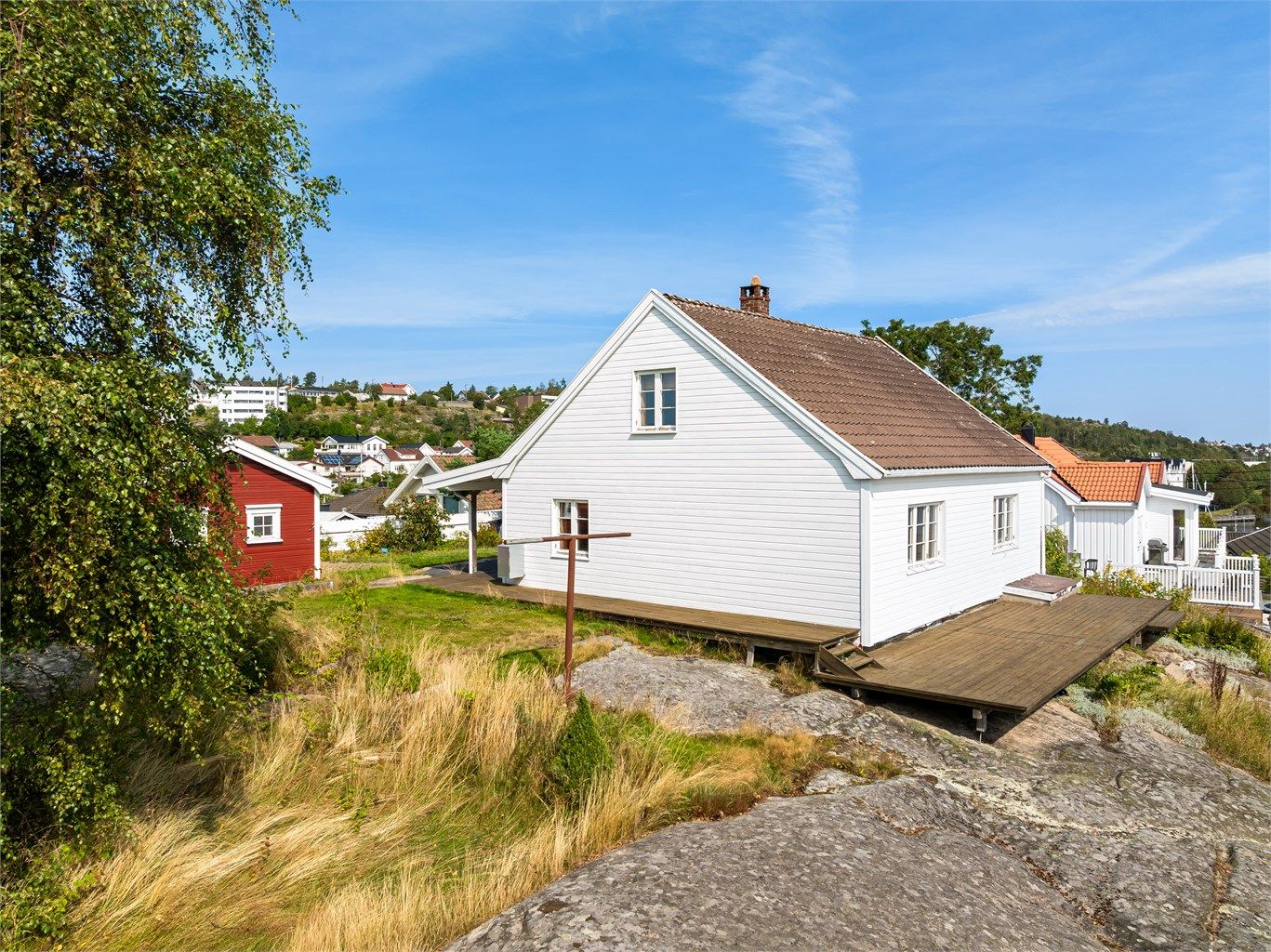 Boligen ble oppført i 1932 og er i vesentlig nyere tid oppgradert i flere omganger. Ytterligere påkostninger er det naturlig å påregne.