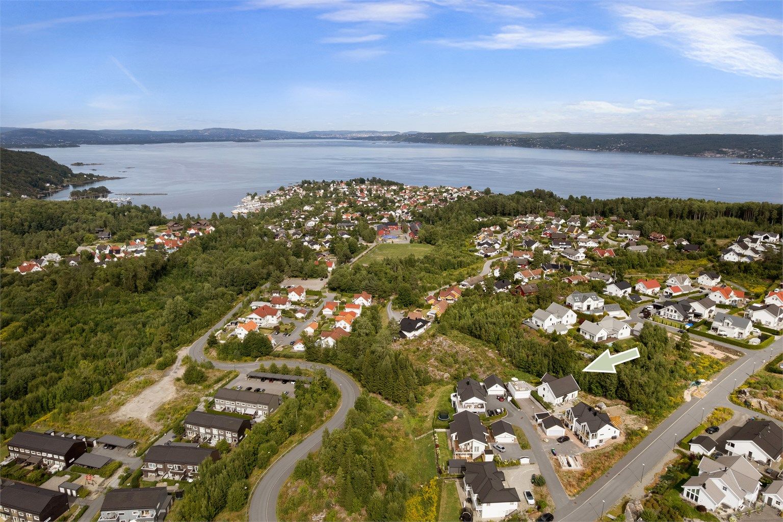 Fra eiendommen er det gangavstand til både skole, barnehage og matbutikk. Eiendommen grenser mot friområde