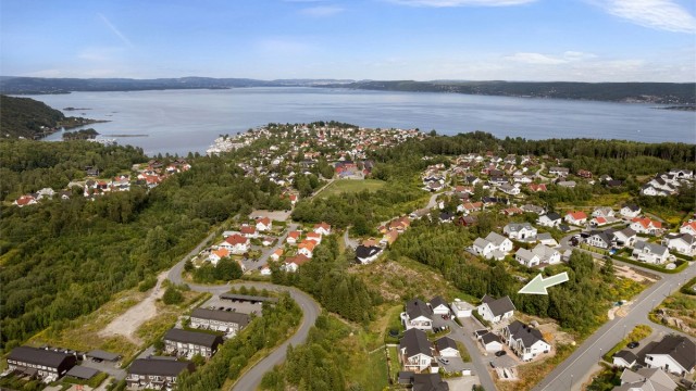 Fra eiendommen er det gangavstand til både skole, barnehage og matbutikk. Eiendommen grenser mot friområde