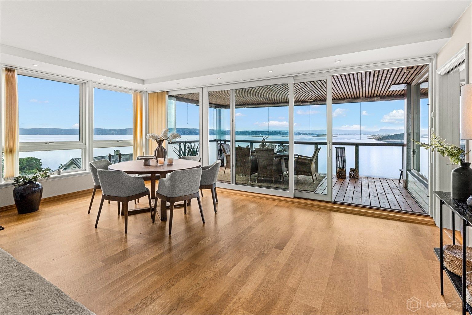 Via stor skyvedør er det utgang til vestvendt og innglasset terrasse