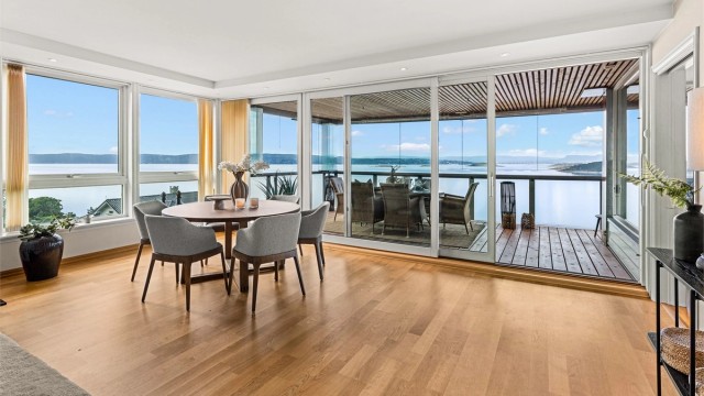 Via stor skyvedør er det utgang til vestvendt og innglasset terrasse