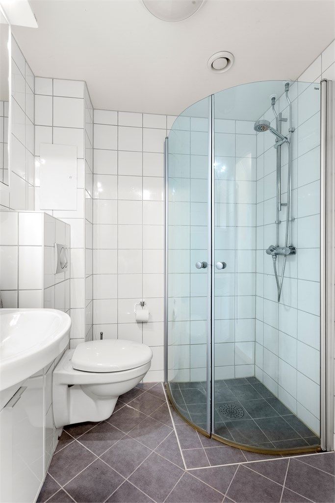 Badet har dusjhjørne, opplegg for vaskemaskin og gulvvarme.