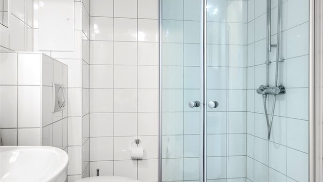 Badet har dusjhjørne, opplegg for vaskemaskin og gulvvarme.