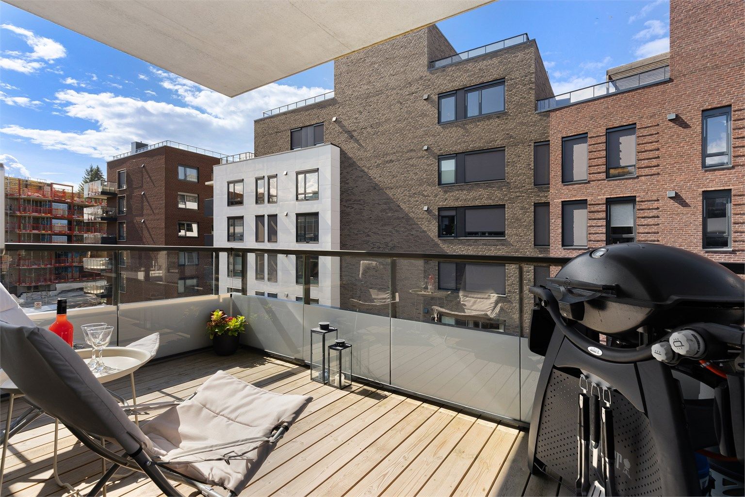 Balkongen er på 8 m², og er en naturlig forlengelse av oppholdsrommet
