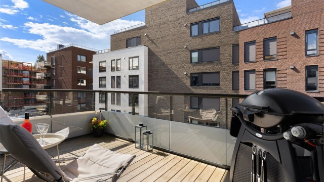 Balkongen er på 8 m², og er en naturlig forlengelse av oppholdsrommet