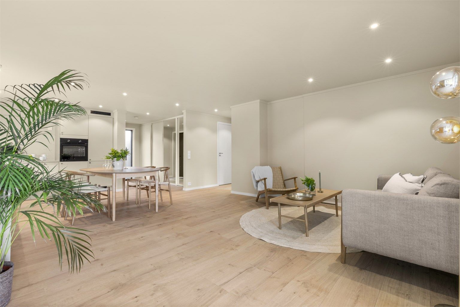  Velkommen til Bosmyrveien 22C - En lekker totalrenovert 3-roms leilighet med carport og hage sentralt beliggende i Vågsbygd. 