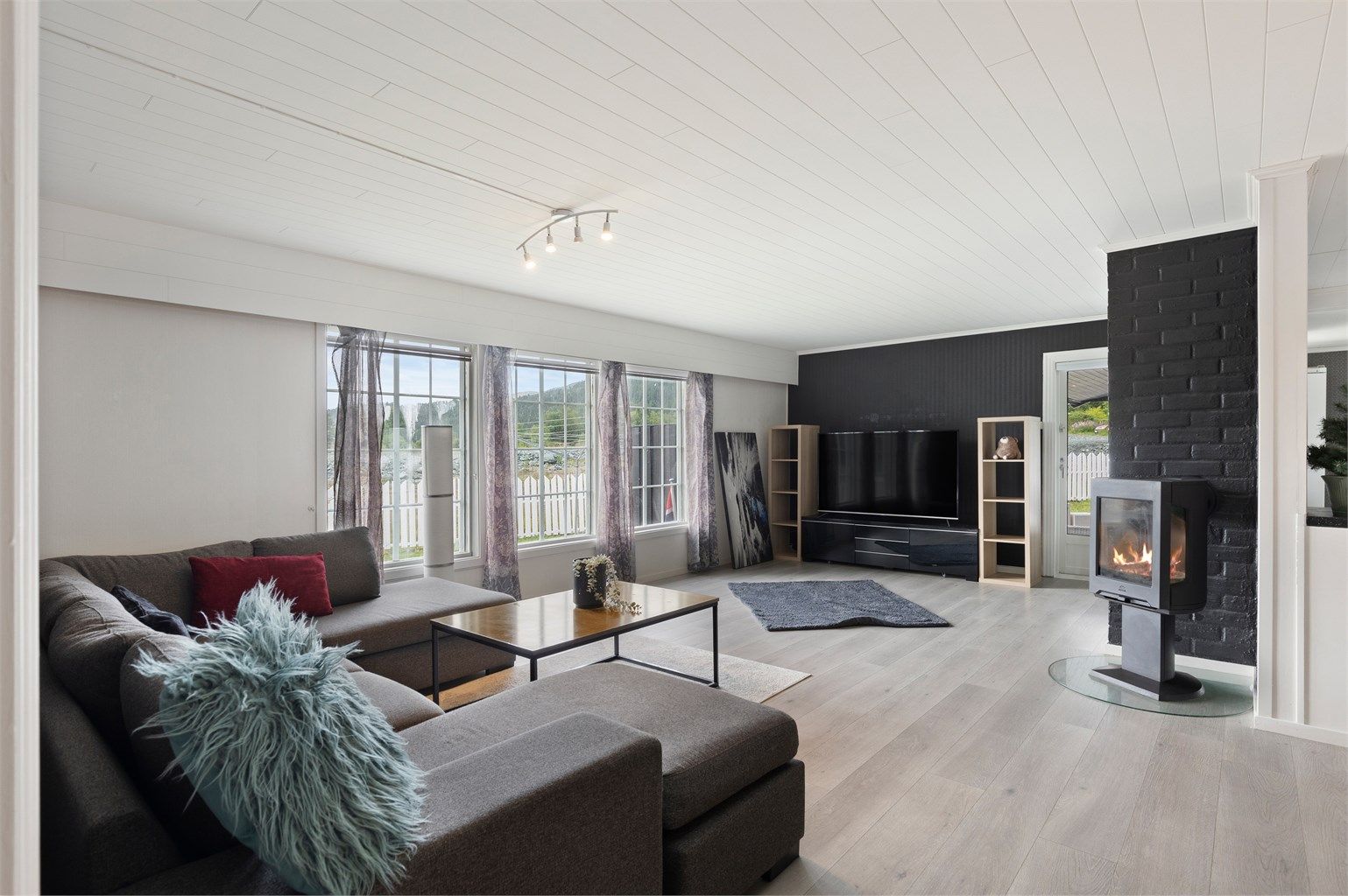 Stue- og kjøkkenarealet måler til sammen romslige 51,5 kvm og har gode møbleringsmuligheter.