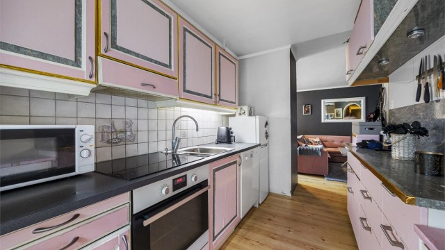 Kjøkken med rikelig av skap- og benkeplass.