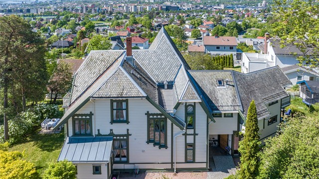 Boligen er oppført i 1895, med senere tilbygget del som har vært benyttet som generasjon-utleiedel