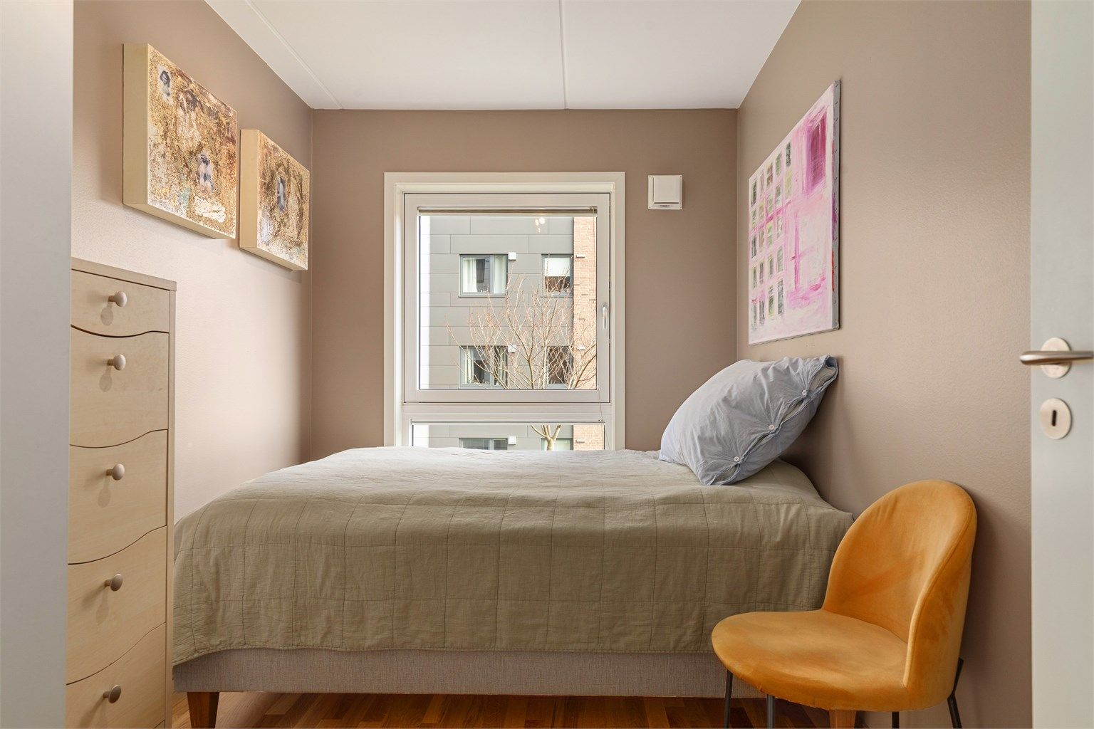 Soverom malt opp i delikat farge på veggene, med plass til dobbeltseng og klesskap