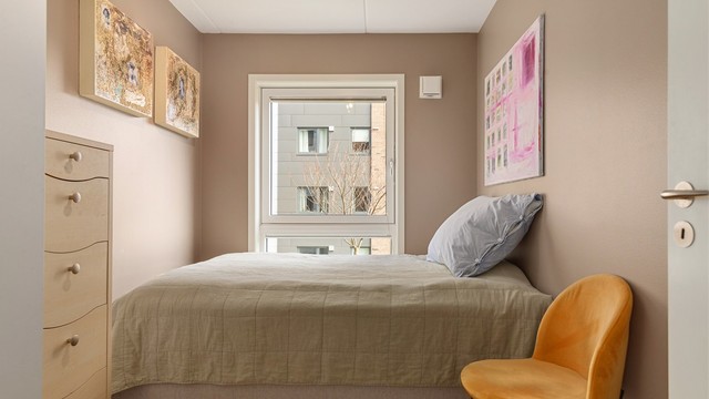 Soverom malt opp i delikat farge på veggene, med plass til dobbeltseng og klesskap