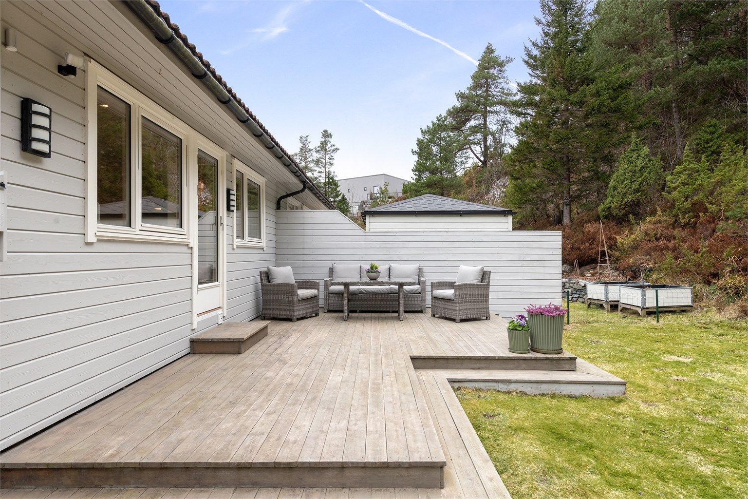 Her kan man nyte rolige dager i skjermede omgivelser, med direkte tilgang til hagen og skogen med dyreliv.