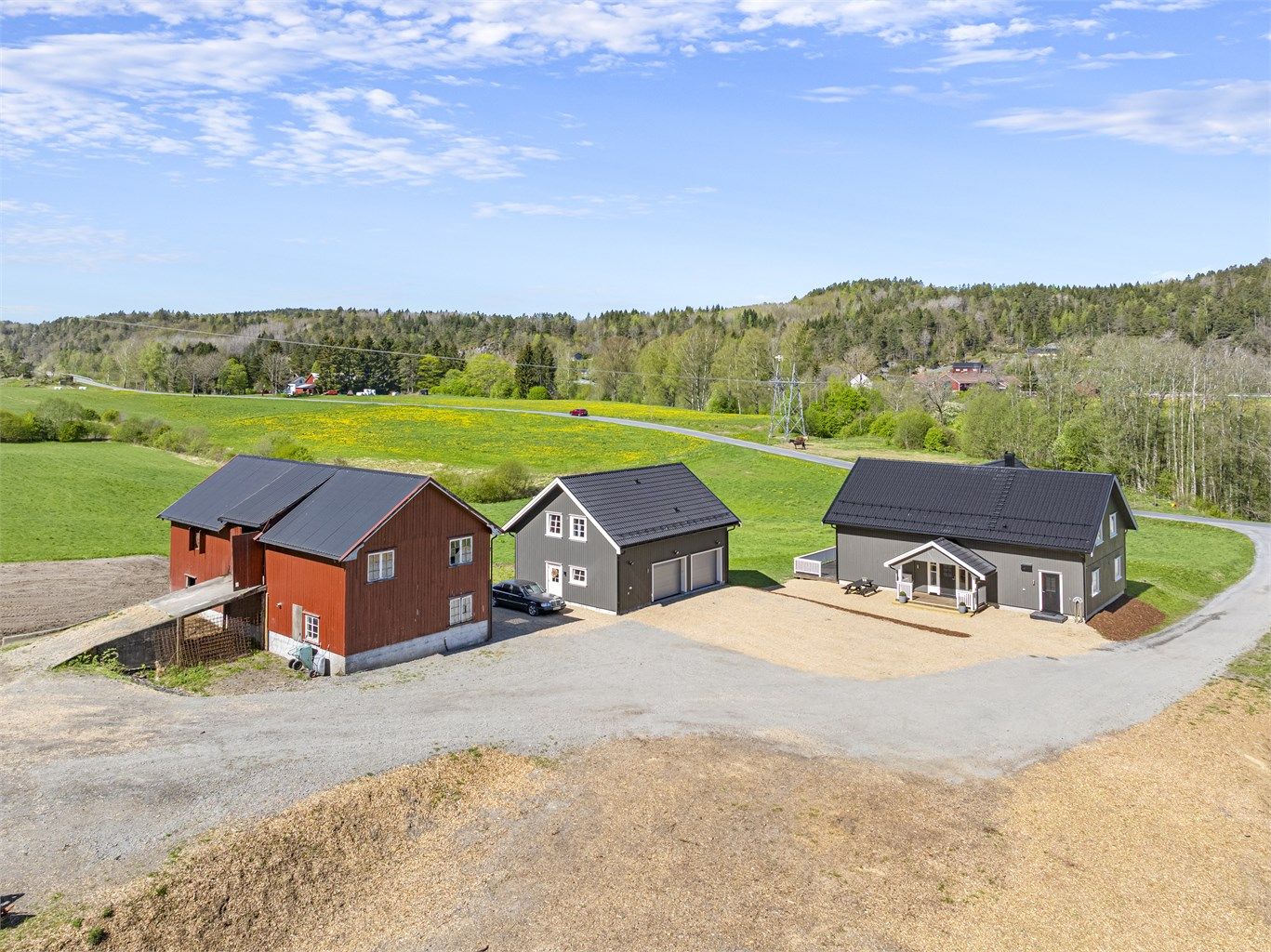 Flott opparbeidet tun - Her kan man enkelt lage ridebane eller tilpasse eget bruk med en flat og fin tomt.