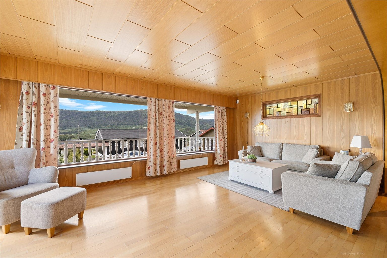 Boligen har gjennomgående romslig rom med en innholdsrik planløsning