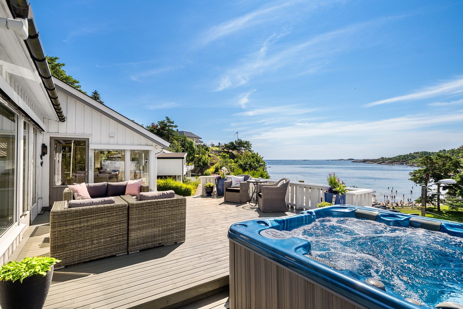 Stor solrik og usjenert terrasse med fabelaktig utsikt mot stranden og vakre omgivelser. Her er det også Jacuzzi som medfølger eiendommen.