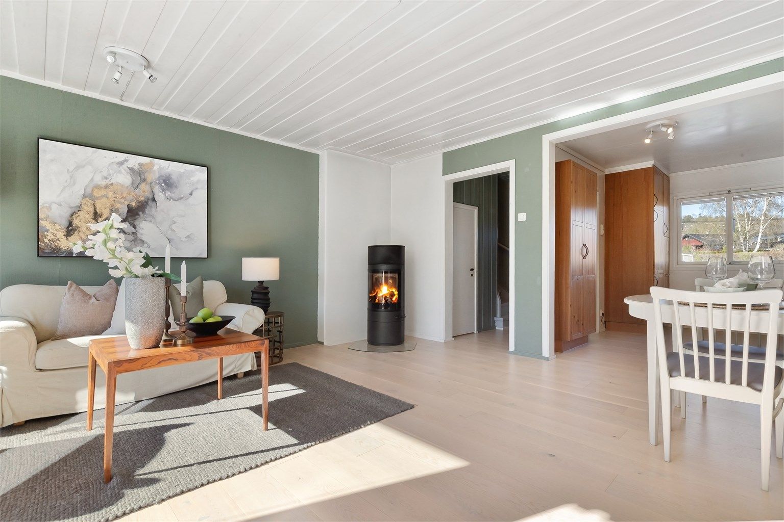 Rommet er lett å møblere med god plass til både store og små møbelgrupper.