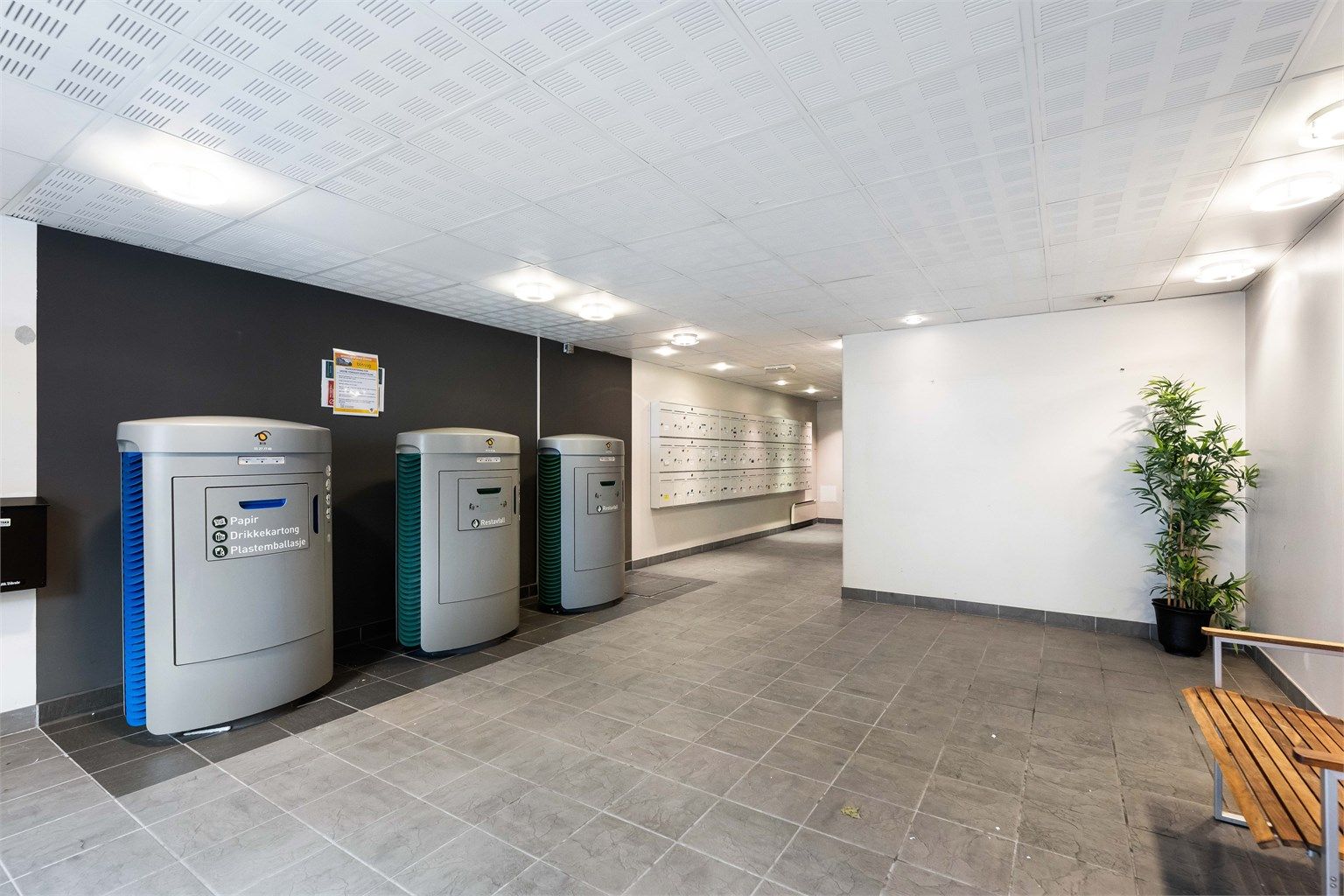 Bygget er tilknyttet moderne avfallssug for enkel kildesortering.